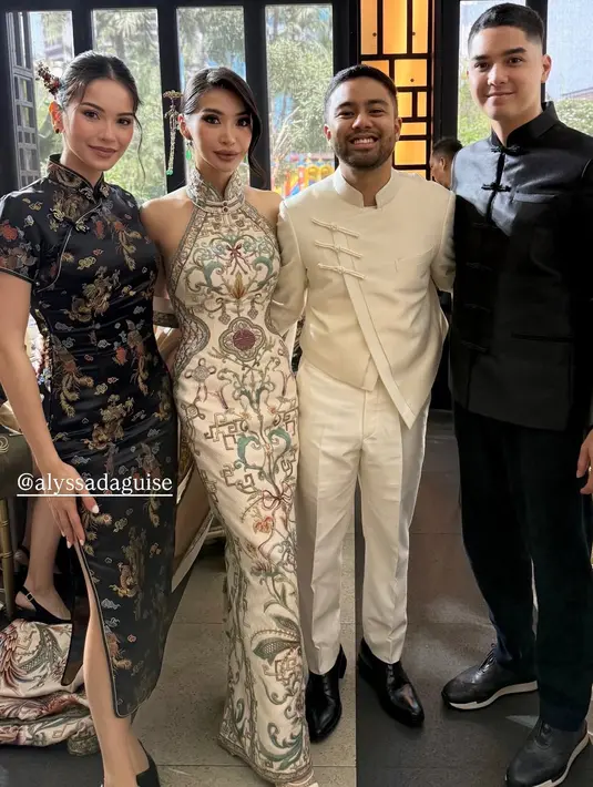 <p>Alyssa Daguise bersama Al Ghazali menghadiri acara sangjit kerabatnya. Alyssa tampil mengenakan dress cheongsam hitam bermotif lengkap dengan tusuk konde khas Tionghoa. Al Ghazali mengenakan atasan hitam dengan kancing sanghainya. [@alghazali7]</p>