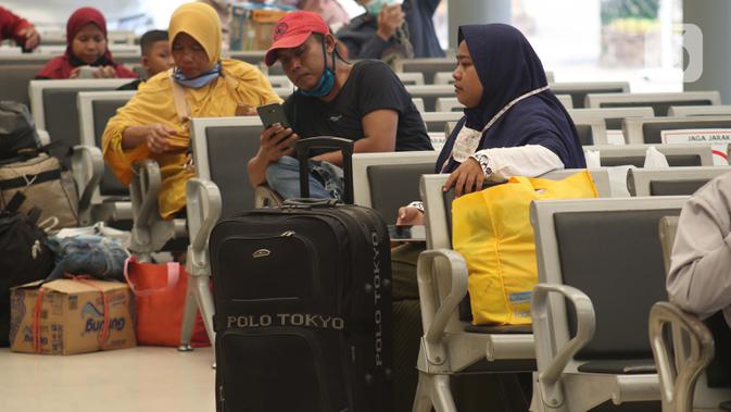 Calon penumpang Kereta Api Jarak Jauh menunggu waktu keberangkatan di Stasiun Pasar Senen, Jakarta, Kamis (23/4/2020). Per tanggal 24-30 April 2020, PT KAI (persero) membatalkan semua perjalanan kereta dari dan menuju Jakarta. (Liputan6.com/Helmi Fithriansyah)
