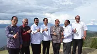 Didampingi Gubernur Sumatera Utara Tengku Erry Nuradi, Jokowi dan para bupati di kawasan Danau Toba menikmati keindahan lanskap pemandangan alam dari puncak ketinggian 1.550 MDPL. (Liputan6.com/Reza Efendi)