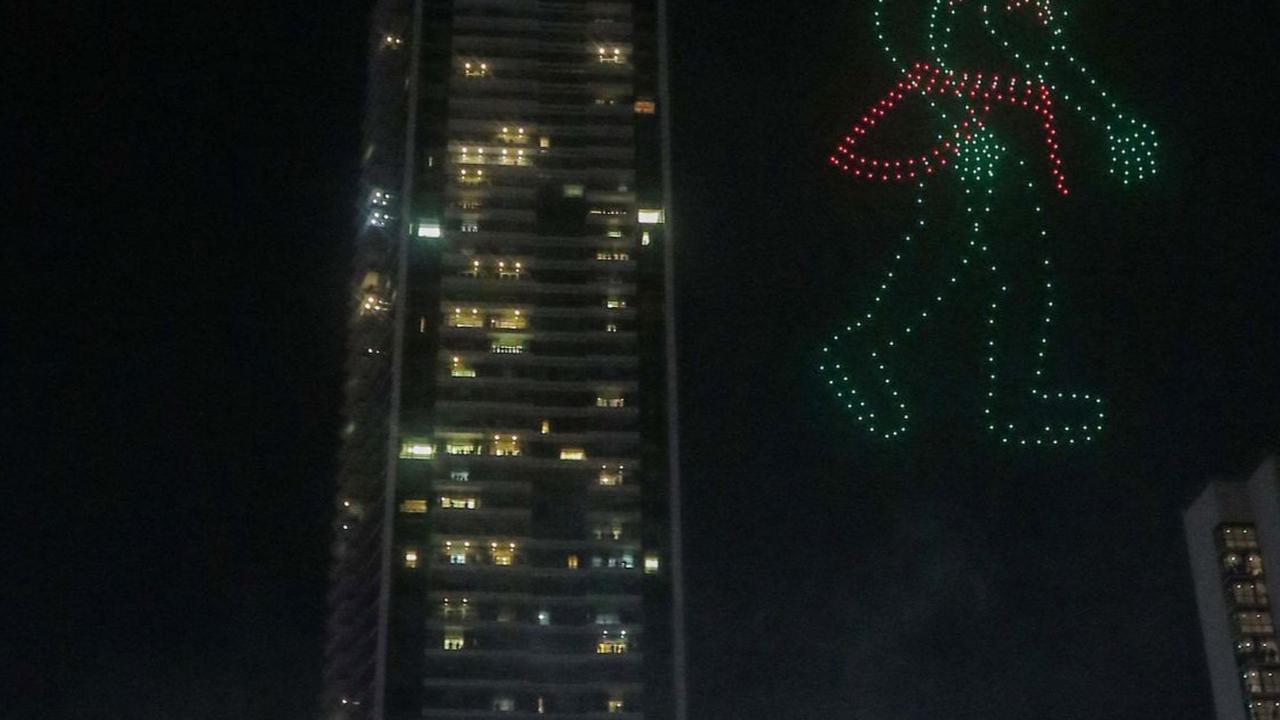 Atraksi formasi drone dan 'video mapping' saat mewarnai malam pergantian tahun di kawasan Bundaran Hotel indonesia (HI), Jakarta, Senin (1/1/2024).