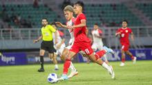 Pemain Timnas Indonesia U-19, Riski Afrisal (depan) menguasai bola dibayangi pemain Filipina U-19, Jian Caraig pada laga Grup A Piala AFF U-19 2024 di Stadion Gelora Bung Tomo, Surabaya, Rabu (17/7/2024). (Bola.com/Aditya Wany)