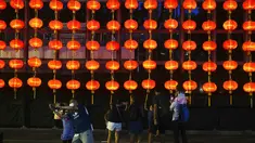 Orang-orang foto di depan dekorasi selama Festival Pertengahan Musim Gugur di taman Victoria di Hong Kong, Selasa (21/9/2021).  Festival ini jatuh pada hari ke-15 bulan ke-8 penanggalan Imlek. (AP Photo/Vincent Yu)