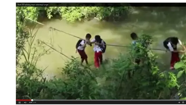 Seberangi Sungai dengan Seutas Tali/dok. Merdeka.com