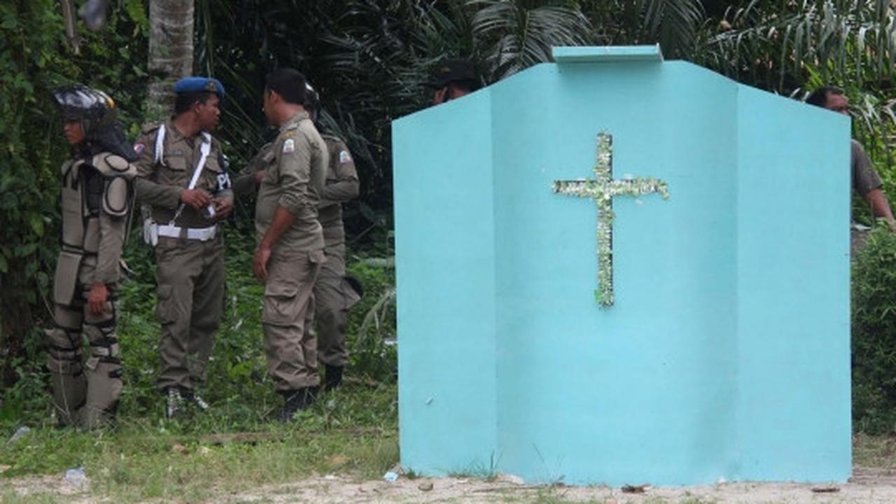 Suasana pembongkaran gereja di Aceh Singkil