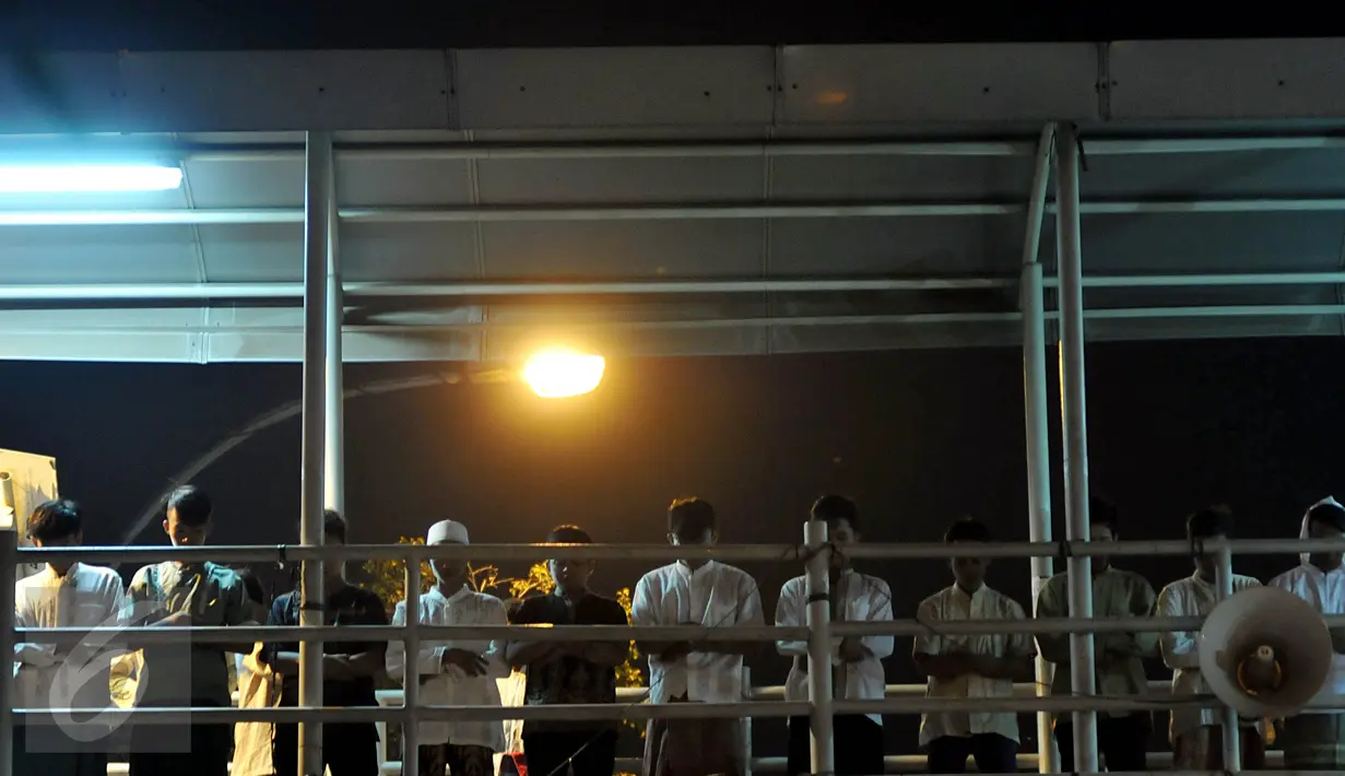 Antusias warga di kawasan Pasar Gembrong menyambut Ramadan, Jakarta, Rabu (17/6/2015). Terbatasnya jumlah daya tampung musholla membuat warga terpaksa Salat Tarawih di jembatan. (Liputan6.com/Johan Tallo)