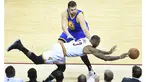 Bintang Cleveland Cavaliers, LeBron James #23 mengejar bola saat dihadang center Warriors, Andrew Bogut #12 pada game ke-3 NBA Finals di Quicken Loans Arena, (9/6/2016) WIB. (Mandatory Credit: Ken Blaze-USA TODAY Sports)