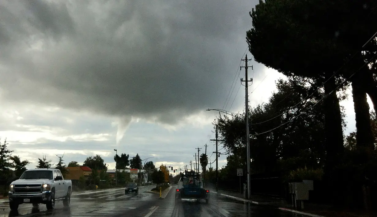 Langit di kawasan Yuba City memperlihatkan awan yang mulai membentuk tornado, California, AS, Selasa (22/10/12). Cuaca ektrem yang kini melanda California dan Nevada menyebabkan sejumlah wilayah banjir karena diserang hujan badai. (AP Photo/Chris Kaufman)