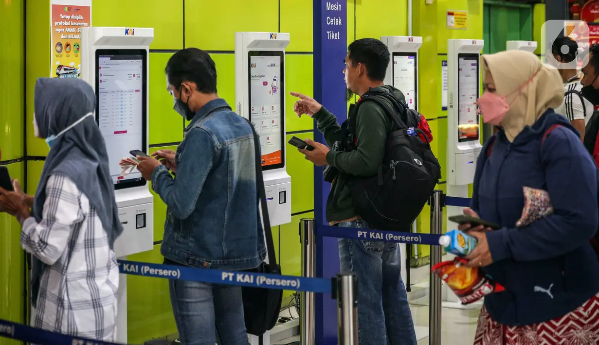 <p>Calon penumpang melakukan pencetakan tiket kereta di Stasiun Gambir, Jakarta, Minggu (26/2/2023). Dengan kebijakan H-45 tersebut, diharapkan masyarakat dapat lebih leluasa merencanakan perjalanan pada momen arus mudik Lebaran. (Liputan6.com/Faizal Fanani)</p>