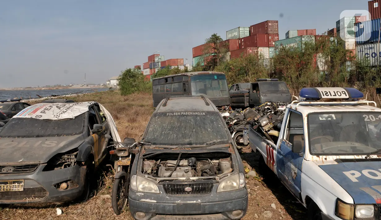 Kendaraan dinas kepolisian berada di pesisir Marunda, Jakarta, Selasa (22/10/2019). Puluhan kendaraan bermotor yang terdiri dari mobil, bus, dan sepeda motor milik Polres Jakarta Utara itu sengaja ditempatkan di pesisir karena sudah rusak dan tidak lagi dapat digunakan. (merdeka.com/Iqbal Nugroho)