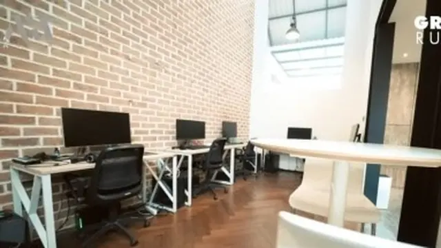 Deddy Corbuzier dan studio mewahnya (YouTube/AH)