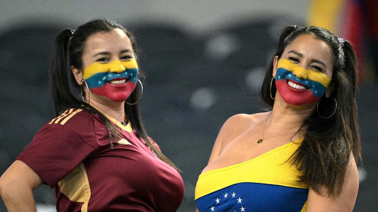 Euro 2024 dan Copa America 2024 digelar bersamaan tahun ini. Kedua turnamen sepak bola terbesar di Eropa dan Amerika itu menyita perhatian para pecinta sepak bola, tak terkecuali bagi para suporter wanita. Bahkan,&nbsp;suporter-suporter cantik itu turut d