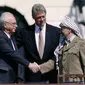 Bill Clinton memperkenalkan Yitzhak Rabin dan Yasser Arafat secara khusus kepada khalayak di Gedung Putih, Washington DC, Amerika Serikat. (Reuters/Gary Hershorn)