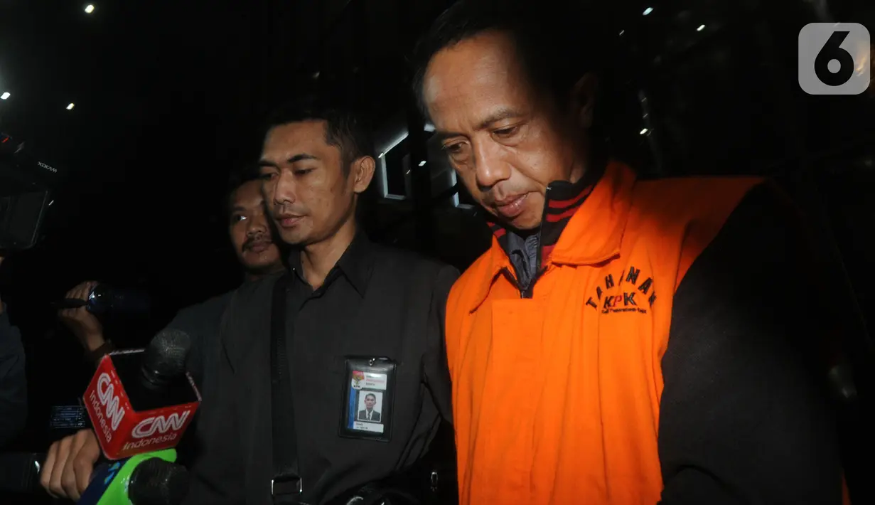 Chandra Safari dan Hendra Wijaya, pihak swasta penyuap Bupati Lampung Utara, berjalan keluar usai pemeriksaan di Gedung KPK, Jakarta, Selasa (8/10/2019). KPK menahan enam orang dalam OTT terkait urusan proyek di Dinas PUPR dan Dinas Perdagangan Kabupaten Lampung Utara. (merdeka.com/Dwi Narwoko)