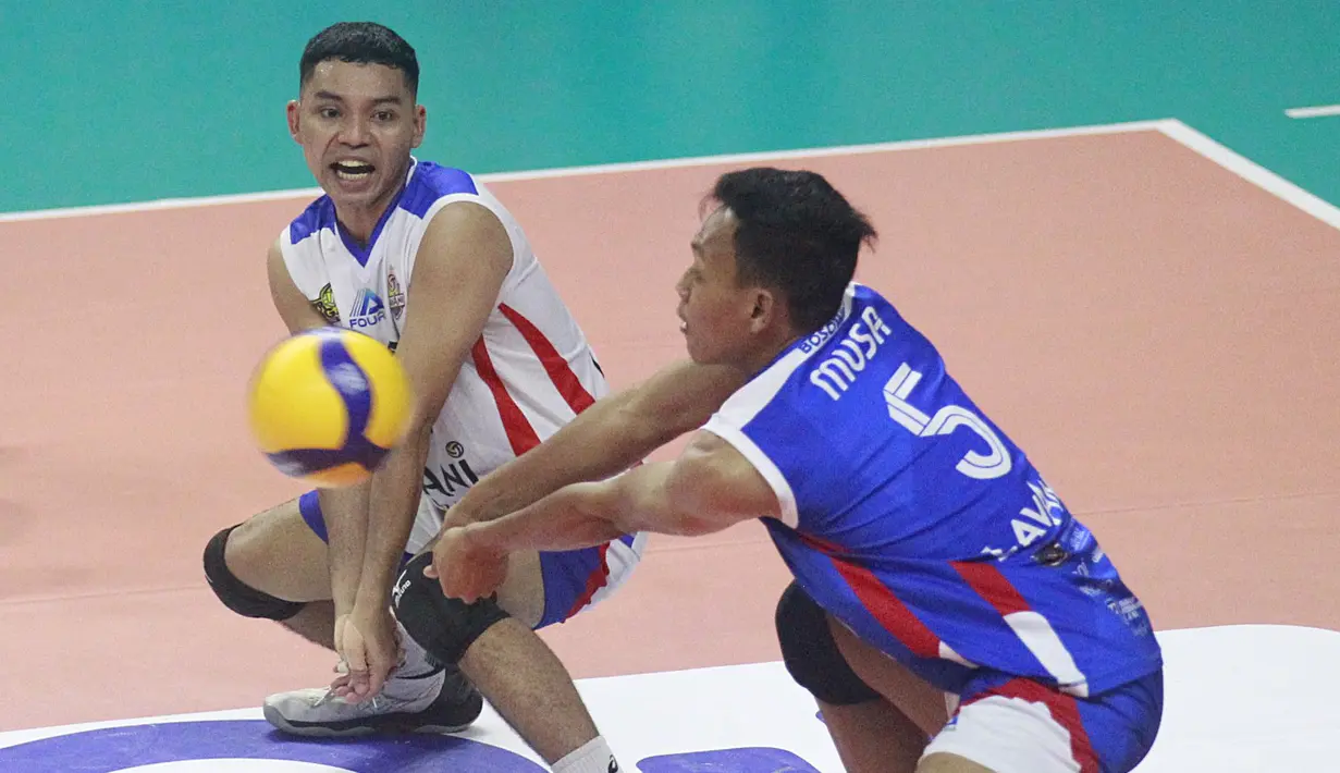 Pebola voli Jakarta Lavani Allo Bank Musabikhan (kanan) berusaha mengembalikan bola ke arah tim Jakarta BNI 46 saat pertandingan seri terakhir putaran kedua PLN Proliga Mobile 2023 di GOR UNY, Sleman, D.I Yogyakarta, Jumat (17/2/2023). (Dok. Proliga)