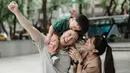 Selama di Taiwan, Audi Marissa dan Anthony Xie banyak abadikan momen bersama dengan buah hatinya. Terlihat bahwa suasana kota Taipei, tidak jauh berbeda dengan di Indonesia. Abadikan momen kebersamaan, potret keluarga ini pun menuai banyak pujian. (Liputan6.com/IG/@audimarissa)