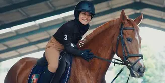 Menekuni olahraga berkuda, Lesti Kejora tunjukkan aura fearless-nya sebagai perempuan. Kita intip gaya sporty-nya yuk! [@lestykejora]