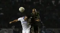 Duel Omid Nazari (Persib/kiri) dengan Loris Arnaud (Tira Persikabo) di Stadion Pakansari, Kabupaten Bogor (14/9/2019). (Bola.com/Yoppy Renato)