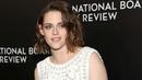 Aktris Kristen Stewart ketika menghadiri acara National Board of Review Gala 2015 di New York, Selasa (5/1/2016). Mantan kekasih Robert Pattinson itu tampil cantik mengenakan  mini dress putih pita-pita. (REUTERS / Andrew Kelly)