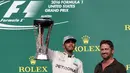Pebalap Mercedes, Lewis Hamilton, berpose dengan trofi juara F1 GP Amerika Serikat di Sirkuit Americas, Austin, Senin (24/10/2016) dini hari WIB. (Reuters/Adrees Latif)