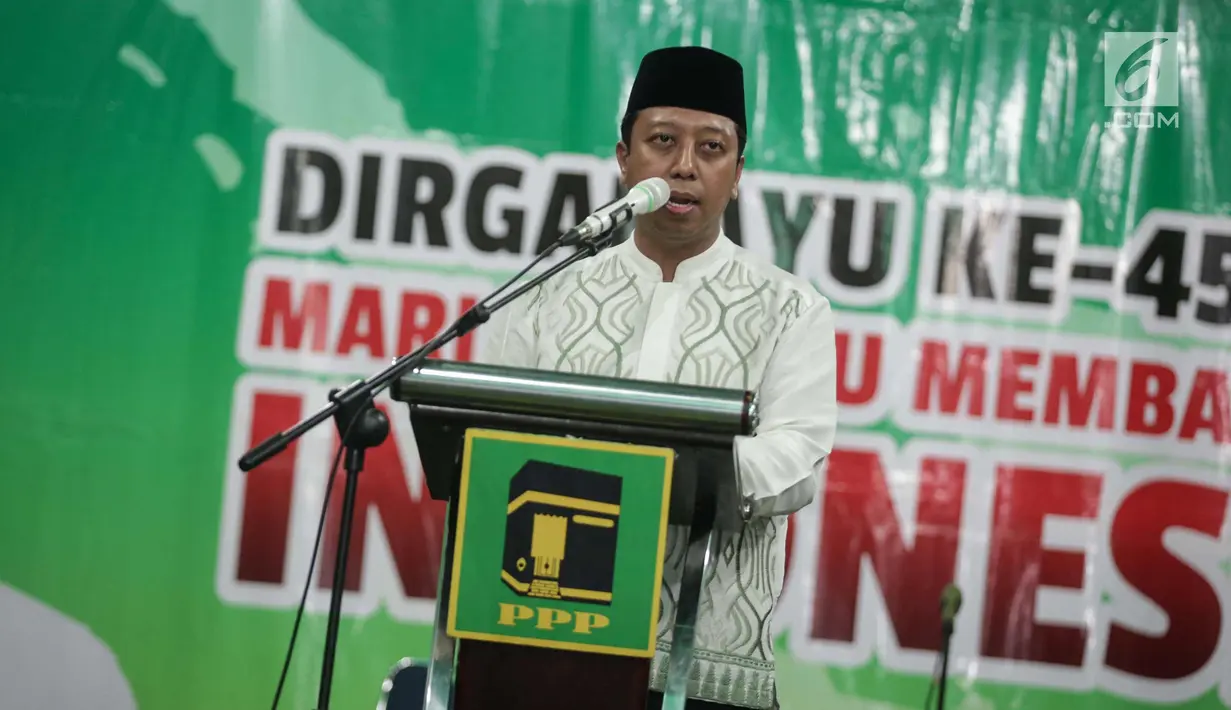 Ketua Umum DPP PPP Muhammad Romahurmuziy memberikan pidato politik dalam acara tasyakuran harlah ke-45 PPP di Kantor DPP PPP, Jalan Diponegoro, Menteng, Jakarta, Jumat (5/1). (Liputan6.com/Faizal Fanani)