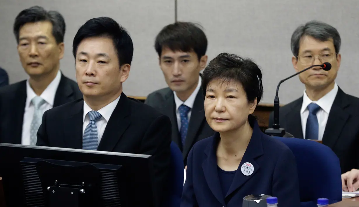Ekspresi Park Geun-hye saat menjalani sidang perdana dugaan korupsi di Pengadilan Distrik Pusat Seoul, Korea Selatan (23/5). Park digulingkan melalui putusan Mahkamah Konstitusi pada 10 Maret 2017. (AP Photo/Ahn Young-joon, Pool)