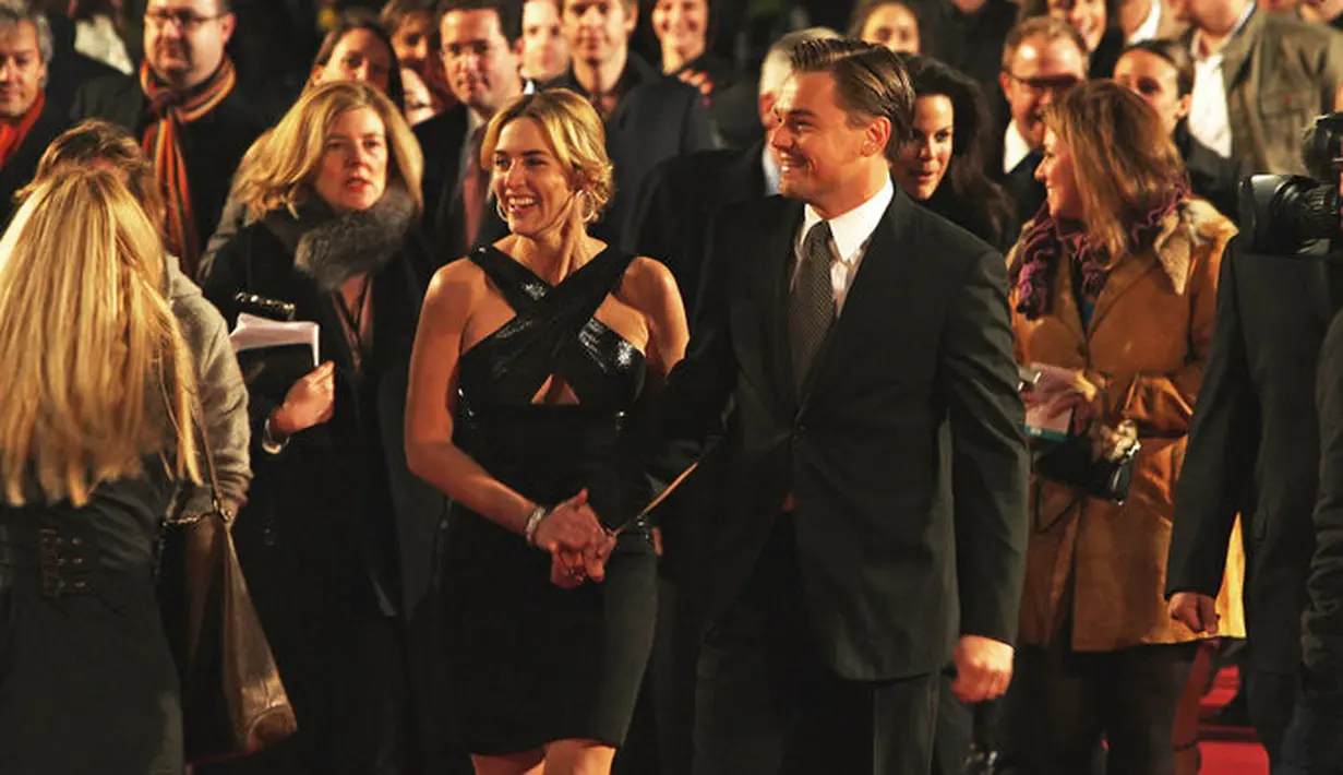 Kate dan Leo bahkan tak melepaskan tangan masing-masing saat premier Revolutionary Road di London. (DAN KITWOOD)