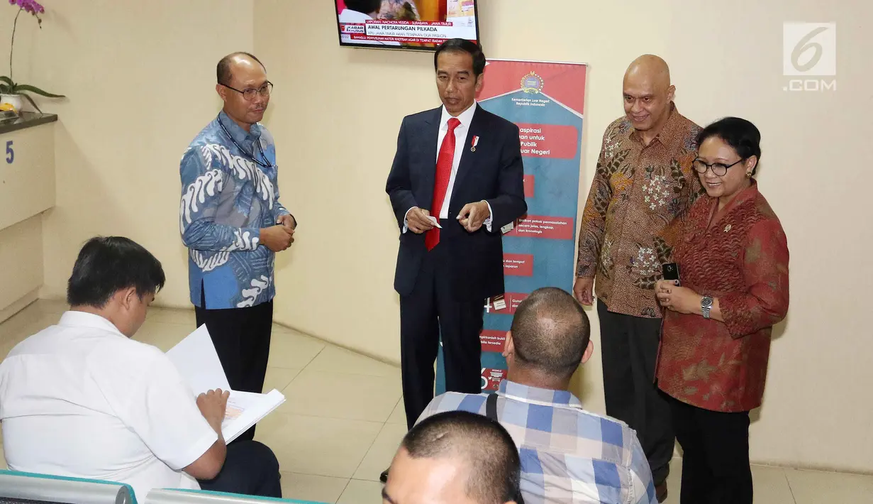 Presiden Jokowi (tengah) didampingi Menlu Retno Marsudi (kanan) meninjau Ruang Pelayanan Terpadu di Kementerian Luar Negeri, Jakarta, Senin (12/2). Ruangan itu menyediakan fasilitas pelayanan terpadu untuk kekonsuleran. (Liputan6.com/Angga Yuniar)