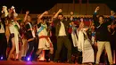 Aktor Bollywood, sekaligus duta Festival Tawang, John Ibrahim menari bersama para peserta Festival Tawang di perbatasan Indo-China, utara timur negara bagian Arunachal Pradesh, India (23/10). (AFP/ Tauseef Mustafa)