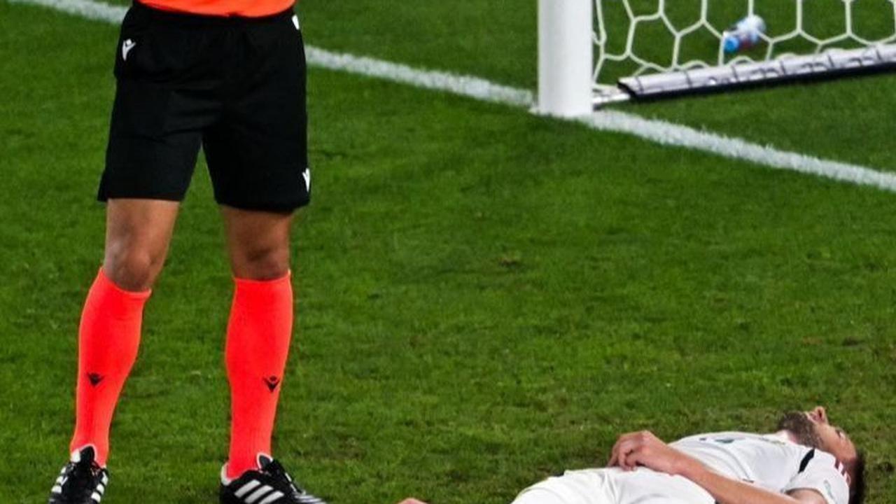 Pelatih Timnas Hungaria, Marcos Rossi, dalam konferensi pers setelah pertandingan, mengonfirmasi bahwa Barnabas Varga mengalami patah tulang pipi dan akan segera menjalani operasi. Foto: AFP<br>