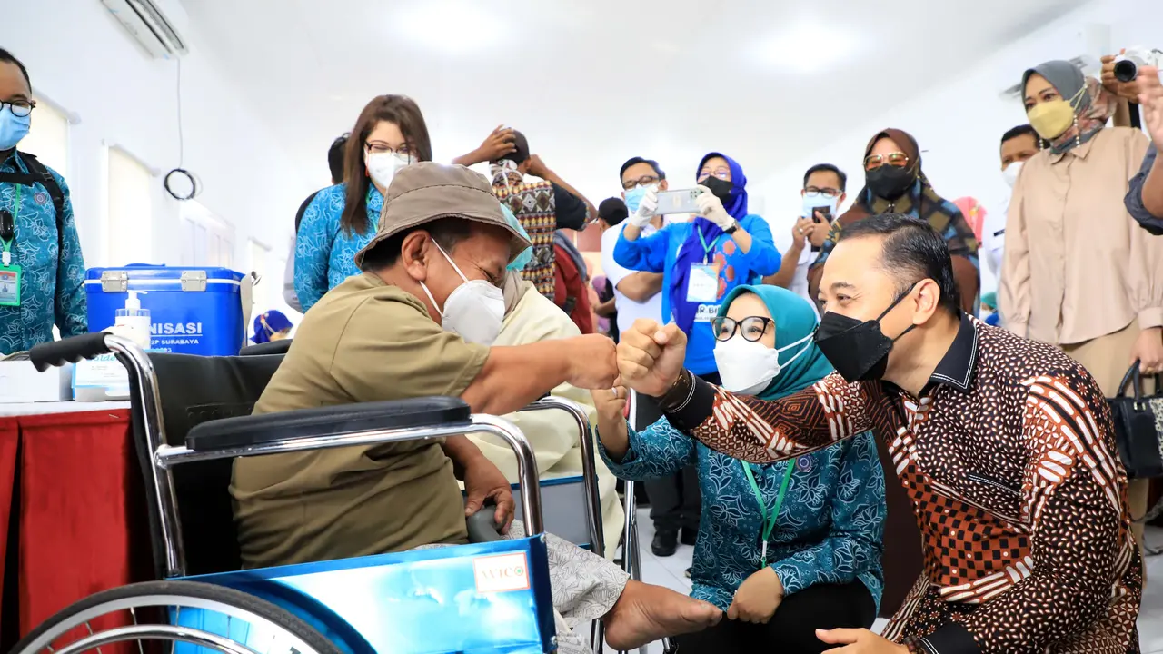 Eri Cahyadi menyemangati disabilitas saat vaksinasi. (Dian Kurniawan/Liputan6.com)