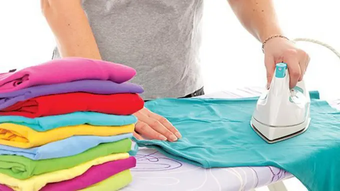 Menyetrika kadang merepotkan./Copyright shutterstock.com