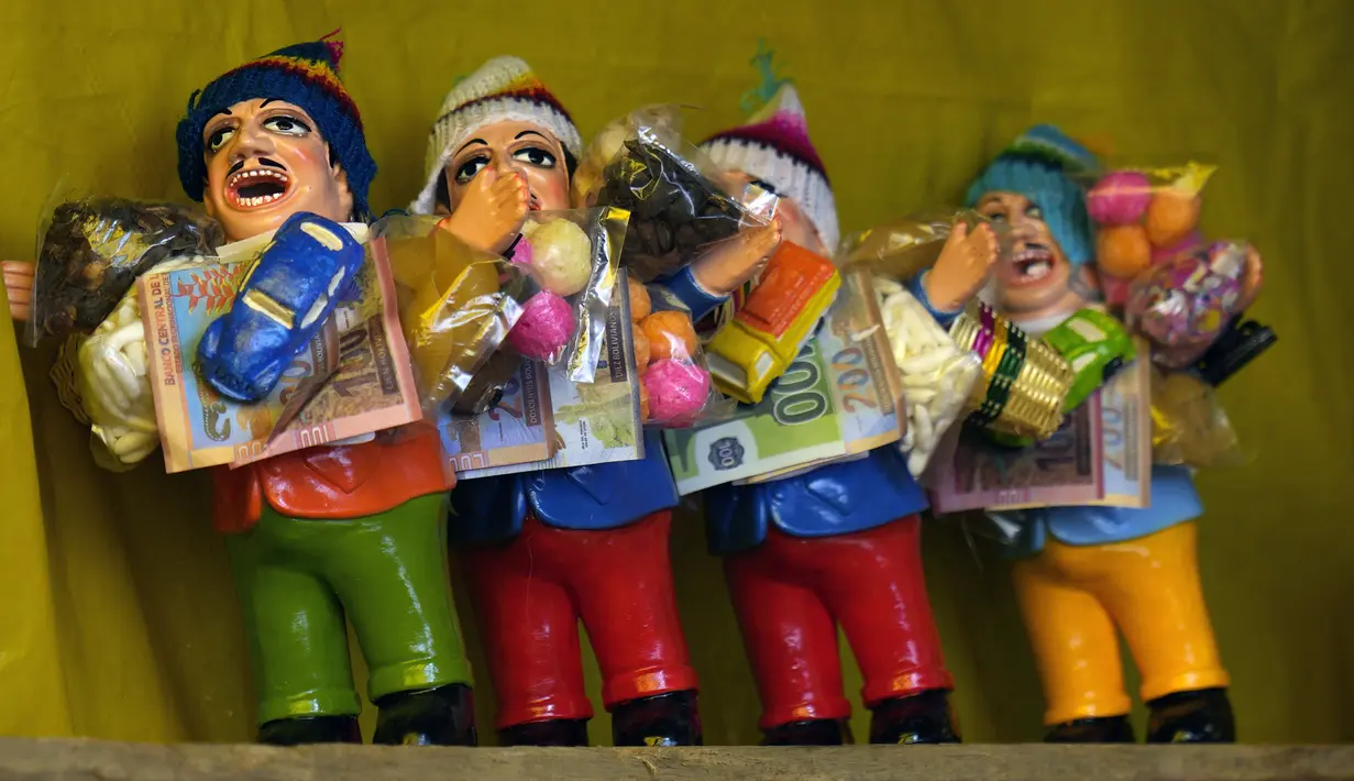 Patung Ekekos, dewa kemakmuran dan tokoh sentral pameran miniatur Alasita, dijual pada hari pembukaan pameran di El Alto, Bolivia, Selasa (24/1/2023). Orang-orang membeli replika kecil dari hal-hal yang ingin mereka peroleh sepanjang tahun, seperti rumah, mobil, dan kekayaan. Kata Aymara "Alasita" berarti "belikan aku". (AP Photo/Juan Karita)