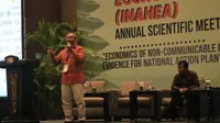 Di acara Indonesia Health Economic Association, Dr dr Ketut Suastika SpPD KEMD mengatakan bahwa bukan gula yang menyebabkan seseorang mengidap diabetes, melainkan obesitas (Aditya Eka Prawira/Liputan6.com)