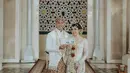 Ribka kemudian melengkapi penampilannya dengan sanggul klasik dan beberapa ronce melati serta aksesori khas Jawa. Selamat untuk pernikahannya Rian dan Ribka! [@morden.co].