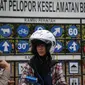 Pelajar memperhatikan sesi edukasi dan sosialisasi program Road Safety "Tunjukkin Safetymu! Ayo Uji SIM", di Jakarta, Sabtu (19/9/2015). Program ini Bertujuan menjaga keselamatan dan terhindar dari kecelakaan lalu lintas. (Liputan6.com/Faizal Fanani)