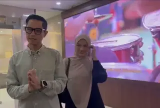 Dude Herlino dan Alyssa Soebandono tiba di Bareskrim Polri (Foto: Rifqy/Liputan6.com)