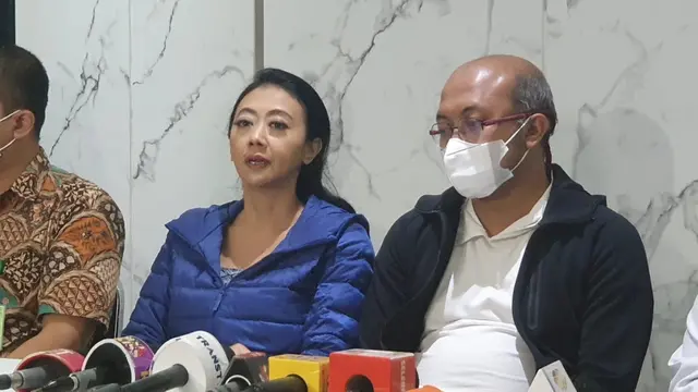 Galiech Ridha Rahardja dan Asri Welas di Rumah Sakit Melia Cibubur, Jakarta Timur, Jumat (16/6/2023)