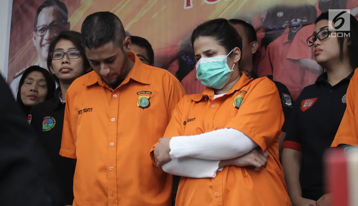 Dhawiya Zaida bersama tunangannya Muhammad dihadirkan polisi saat rilis pengungkapan kasus narkoba di Polda Metro Jaya, Jakarta, Sabtu (17/2). (Liputan6.com/Arya Manggala)