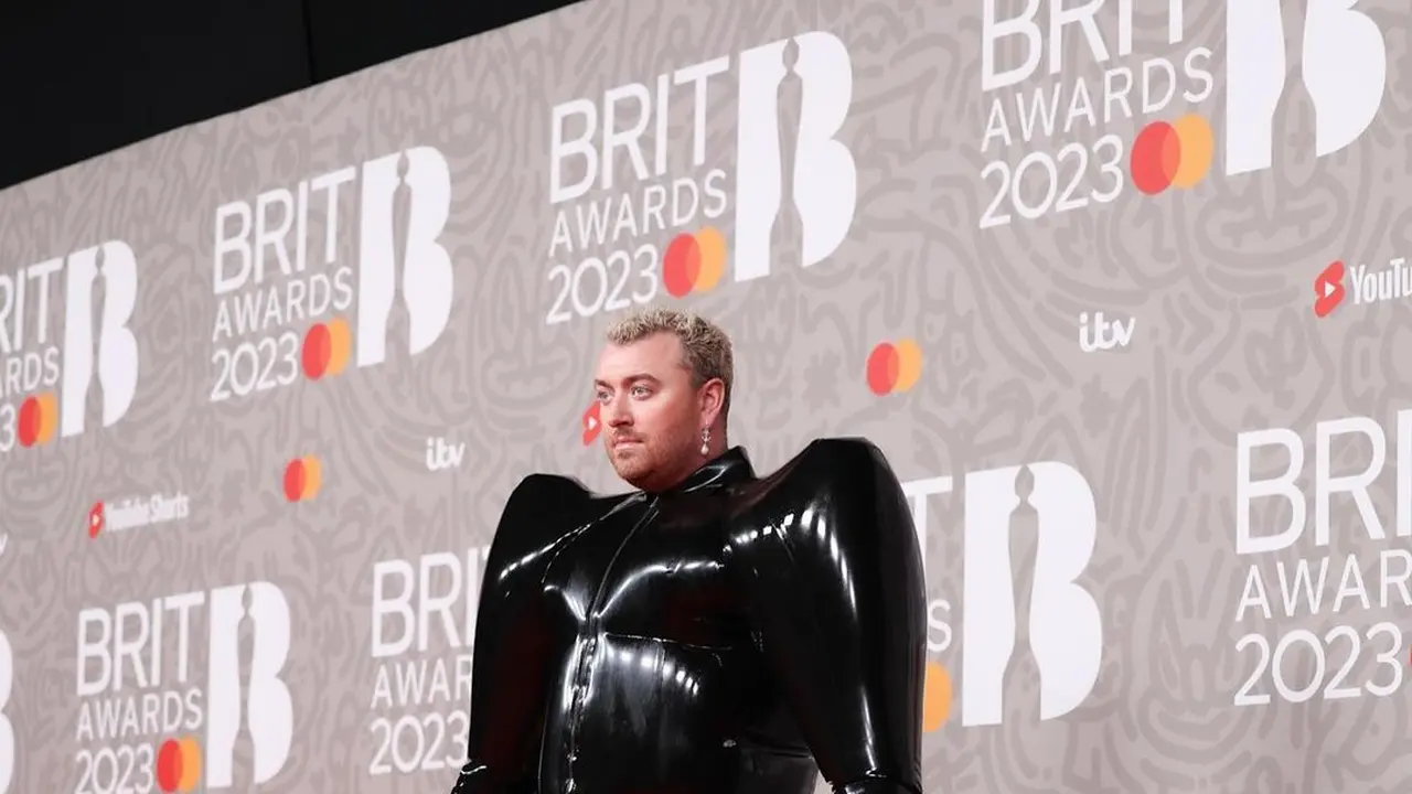 Penampilan Dramatis Sam Smith yang Diejek Warganet Kenakan Kostum Lateks BRIT Awards 2023
