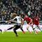 Pemain Newcastle United, Anthony Gordon, mencetak gol dari titik penalti saat menghadapi Manchester United dalam laga Liga Inggris di St James' Park, Inggris, Kamis (5/3/2026) dini hari WIB. (Owen Humphreys/PA via AP)