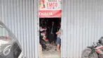 Sejumlah pedagang mulai beraktifitas pasca bentrokan menolak penggusuran pada Kamis (20/08) di Jalan Jatinegara Barat, Sabtu (22/08/2015). Kini para pedagang mulai kembali beraktifitas walau belum ramai seperti biasa. (Liputan6.com/Andrian M Tunay) 