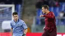 Pemain AS Roma, Francesco Totti (kanan) mencoba melewati hadangan pemain Sampdoria, Filip Duricic pada laga Coppa Italia di di Roma Olympic stadium, Kamis (19/1/2017). Roma menang 4-0. (Angelo Carconi/ANSA via AP)