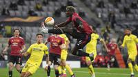 Paul Pogba dari Manchester United mengontrol bola saat pertandingan final Liga Europa antara Manchester United dan Villarreal di Gdansk, Polandia, Rabu, 26 Mei 2021. (AP Photo / Michael Sohn, Pool)