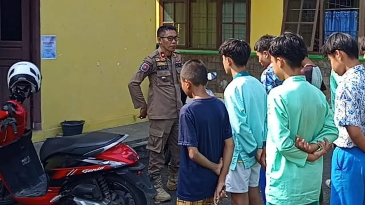 Satpol PP Kota Metro, Lampung, menangkap 10 pelajar SMP yang kedapatan membolos saat jam pelajaran, pada Kamis 7 Agustus 2025.