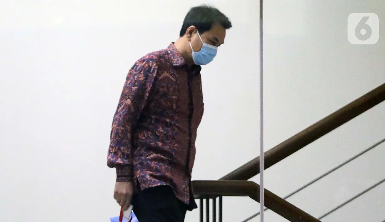 Wakil Ketua DPR RI, Azis Syamsuddin usai menjalani pemeriksaan di Gedung KPK, Jakarta, Rabu (9/6/2021). Azis Syamsuddin diperiksa sebagai saksi terkait kasus dugaan suap penanganan perkara yang menyeret penyidik KPK dari unsur Polri, Stefanus Robin Pattuju. (Liputan6.com/Helmi Fithriansyah)