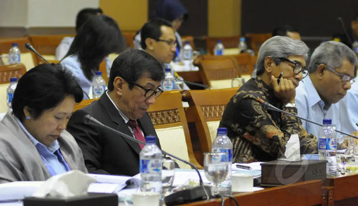 Rapat kerja tersebut membahas penjelasan Pemerintah dan pengambilan keputusan terhadap RUU tentang Perjanjian Ekstradisi antara RI- Papua Nugini dan RI-Vietnam, Jakarta, Senin (2/2/2015). (Liputan6.com/Andrian M Tunay)