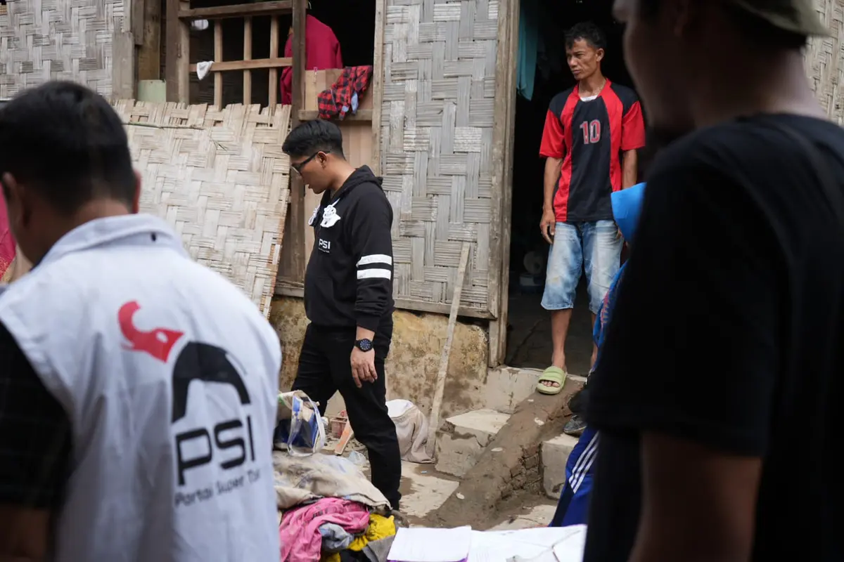 Sejak akhir pekan, tim PSI bersama warga dan pemerintah daerah melakukan pembersihan massal di permukiman yang terdampak banjir (Istimewa)