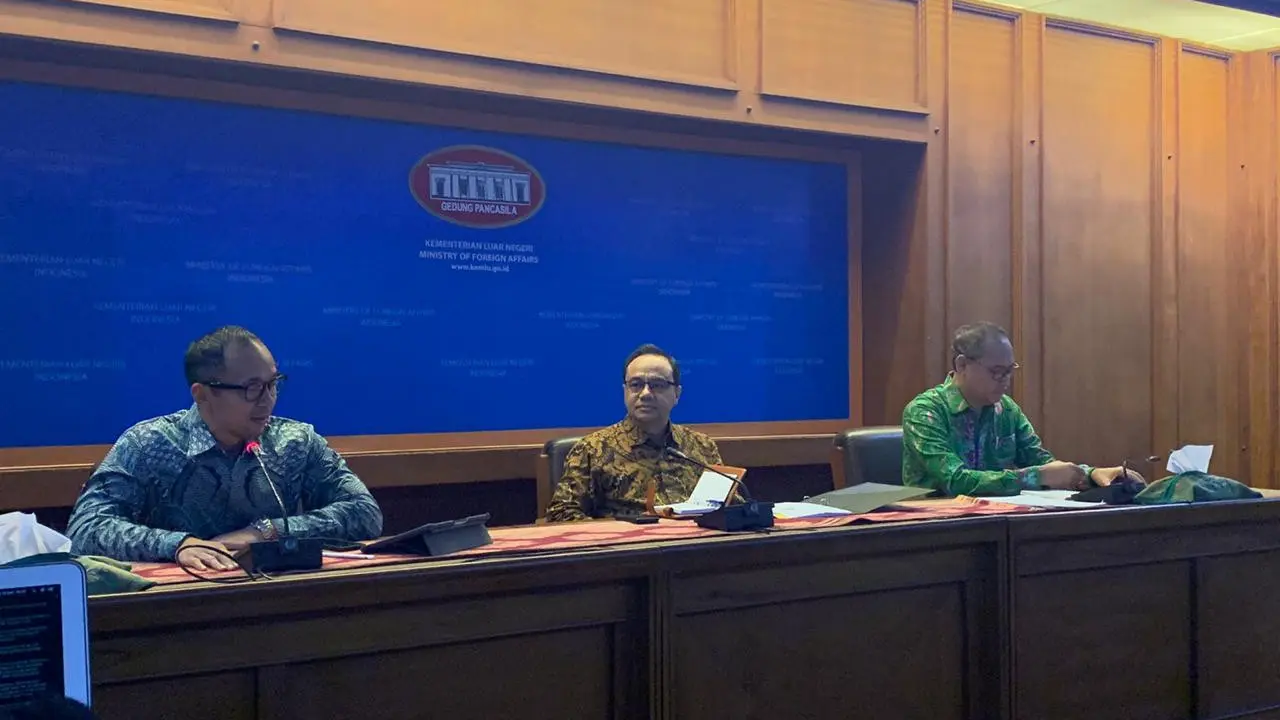 Kemlu mengadakan media briefing.