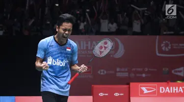 Tunggal putra Indonesia, Anthony Sinisuka Ginting bersorak usai mengalahkanChen Long (China) pada perempat final Indonesia Masters 2018 di Istora Senayan, Jakarta, Jumat (26/1). Anthony unggul 21-11 16-21 21-18. (Liputan6.com/Helmi Fithriansyah)