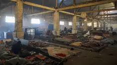 Sejumlah imigran tidur di lantai sebuah gudang tak terpakai yang mereka jadikan tempat tinggal di Belgrade, Serbia, 11 November 2016. Menurut badan pengungsi PBB, sekitar 6.400 imigran saat ini terdaftar di Serbia. (REUTERS/Marko Djurica)